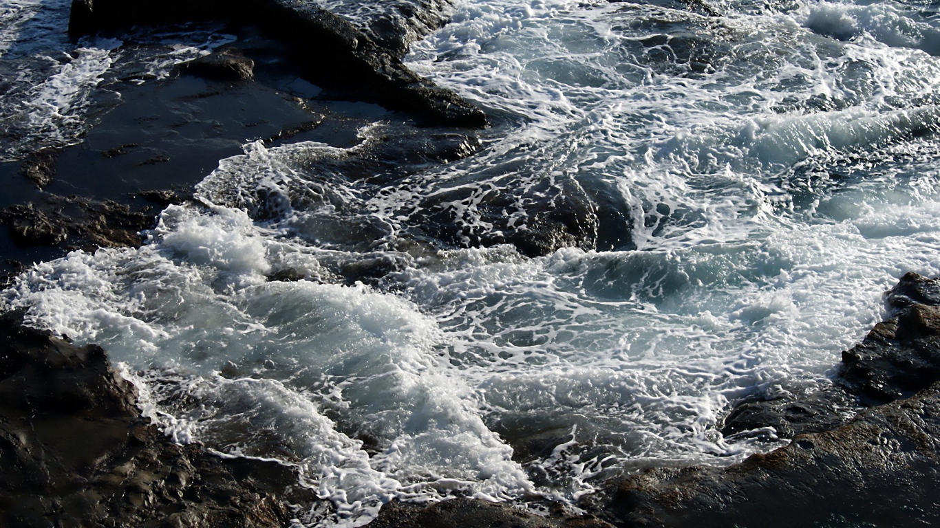 Бушующее  море у берега