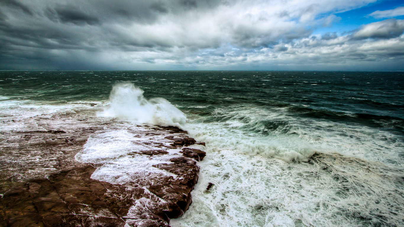 Темный цвет моря