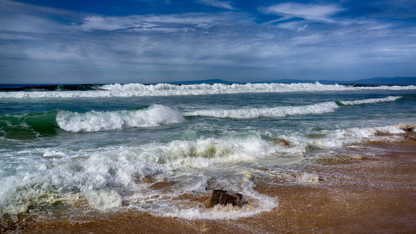 Вид на штормящее море