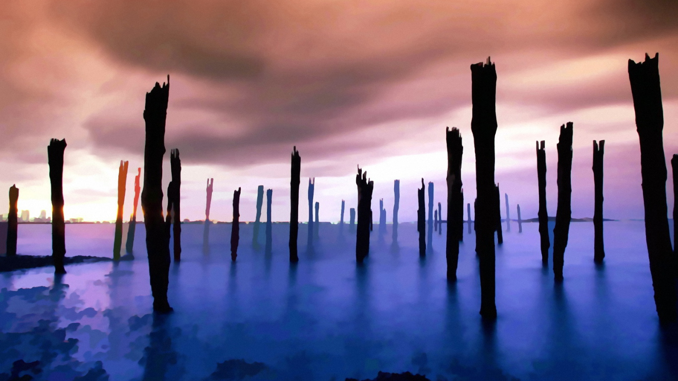 Деревянные сваи на море