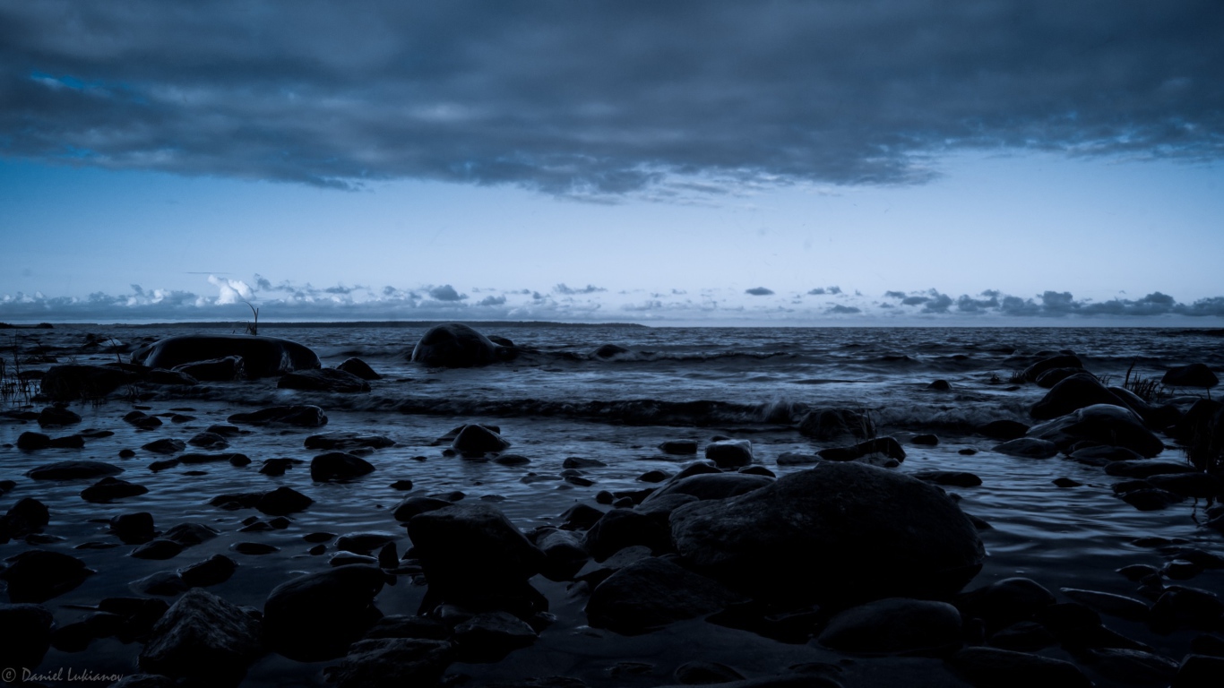 Черные камни на берегу моря