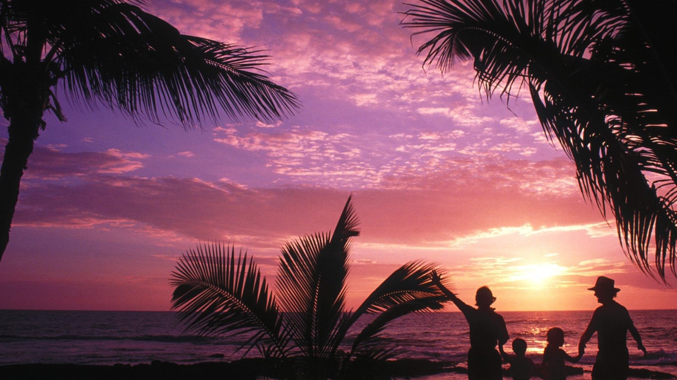 Люди провожают солнце