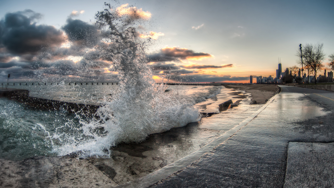 Всплеск волны перед закатом