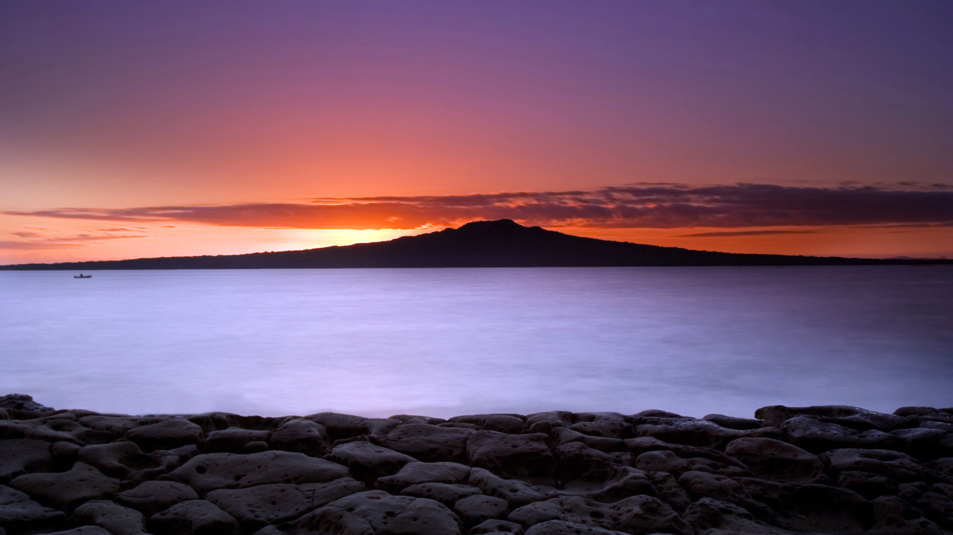 Закат за черной горой