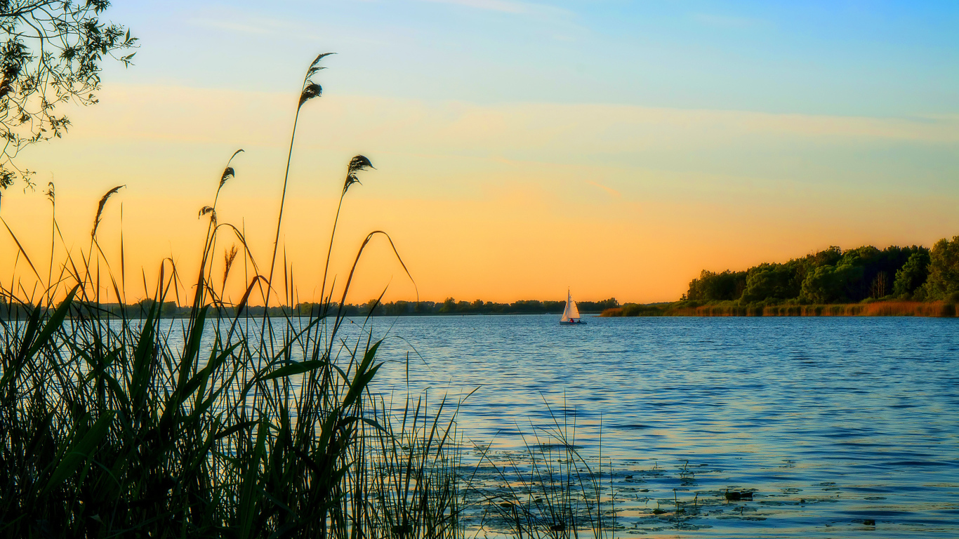 Закат над озером