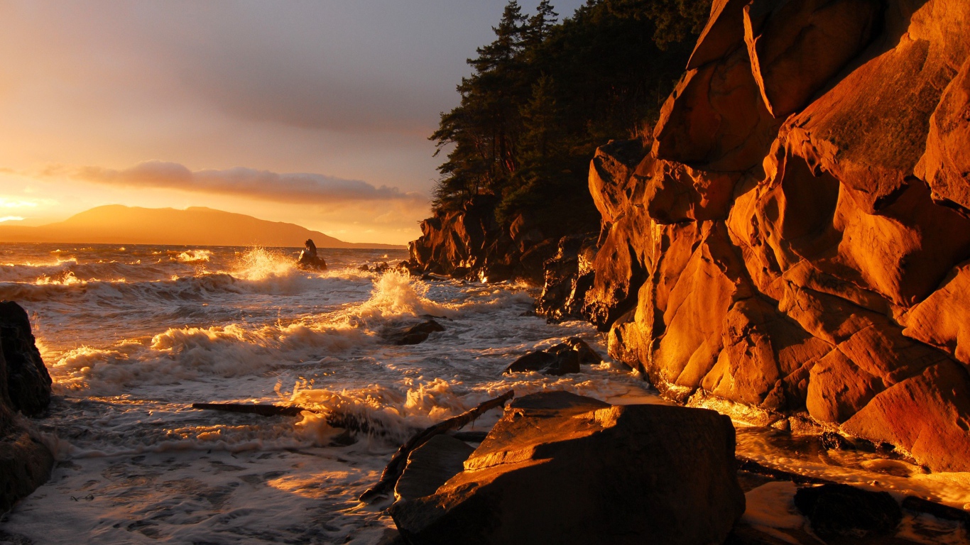 Последний луч солнца освещает берег