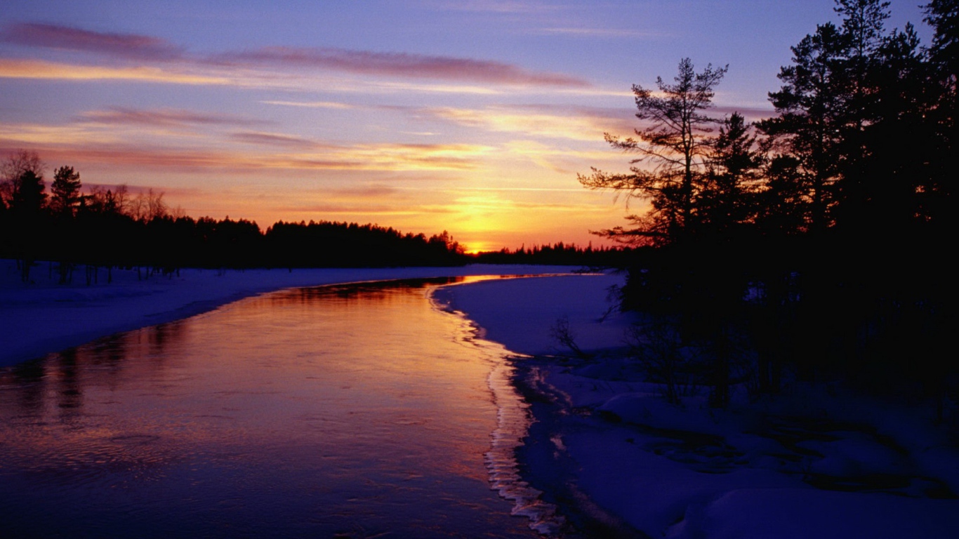 Закат над замерзающей рекой