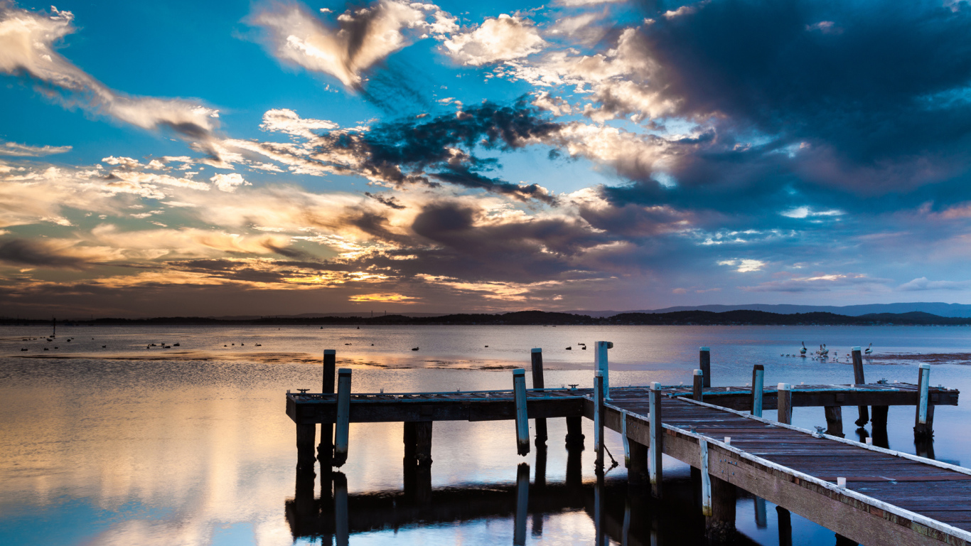 Пирс на озере