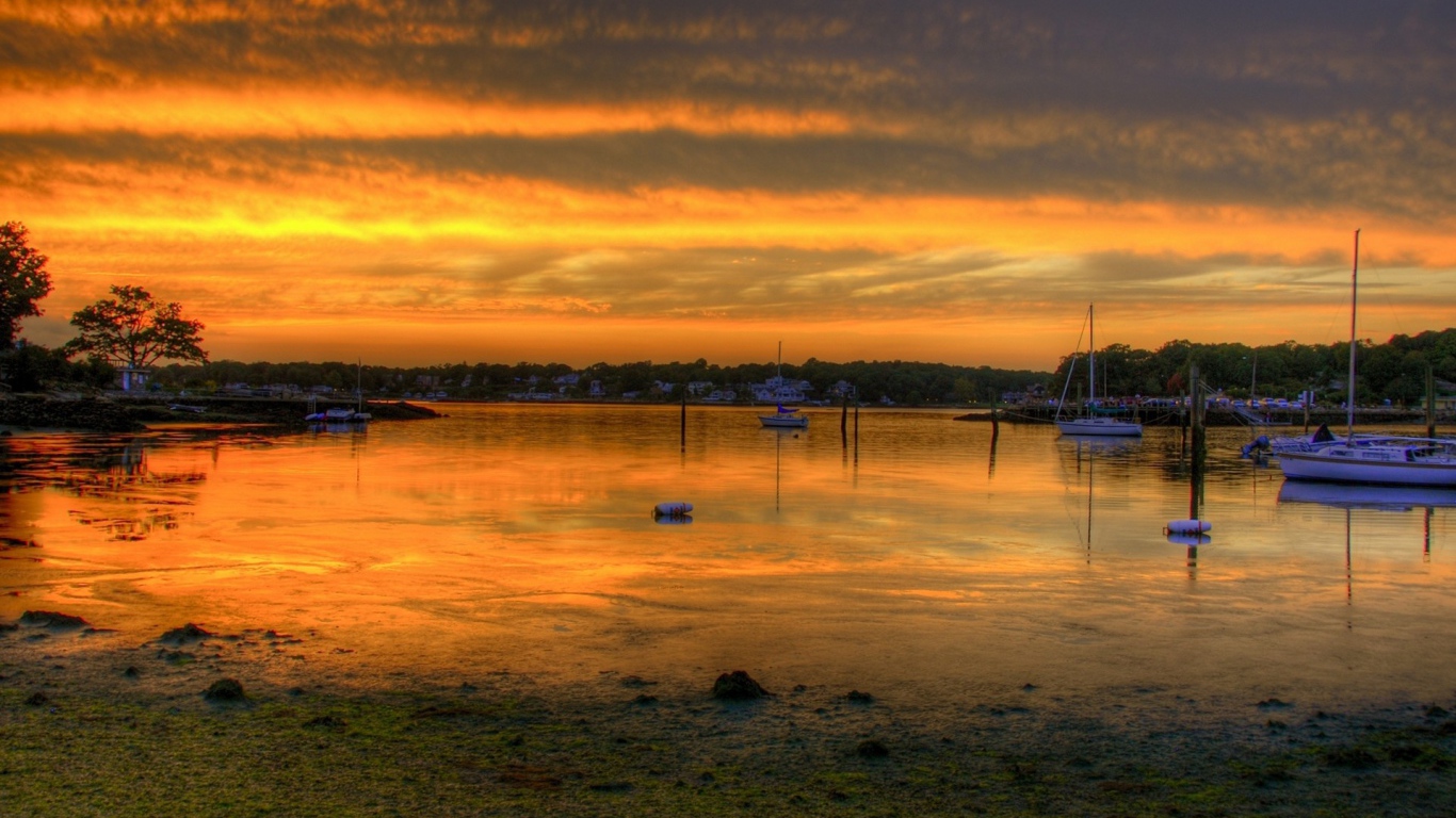 Закат солнца на причале