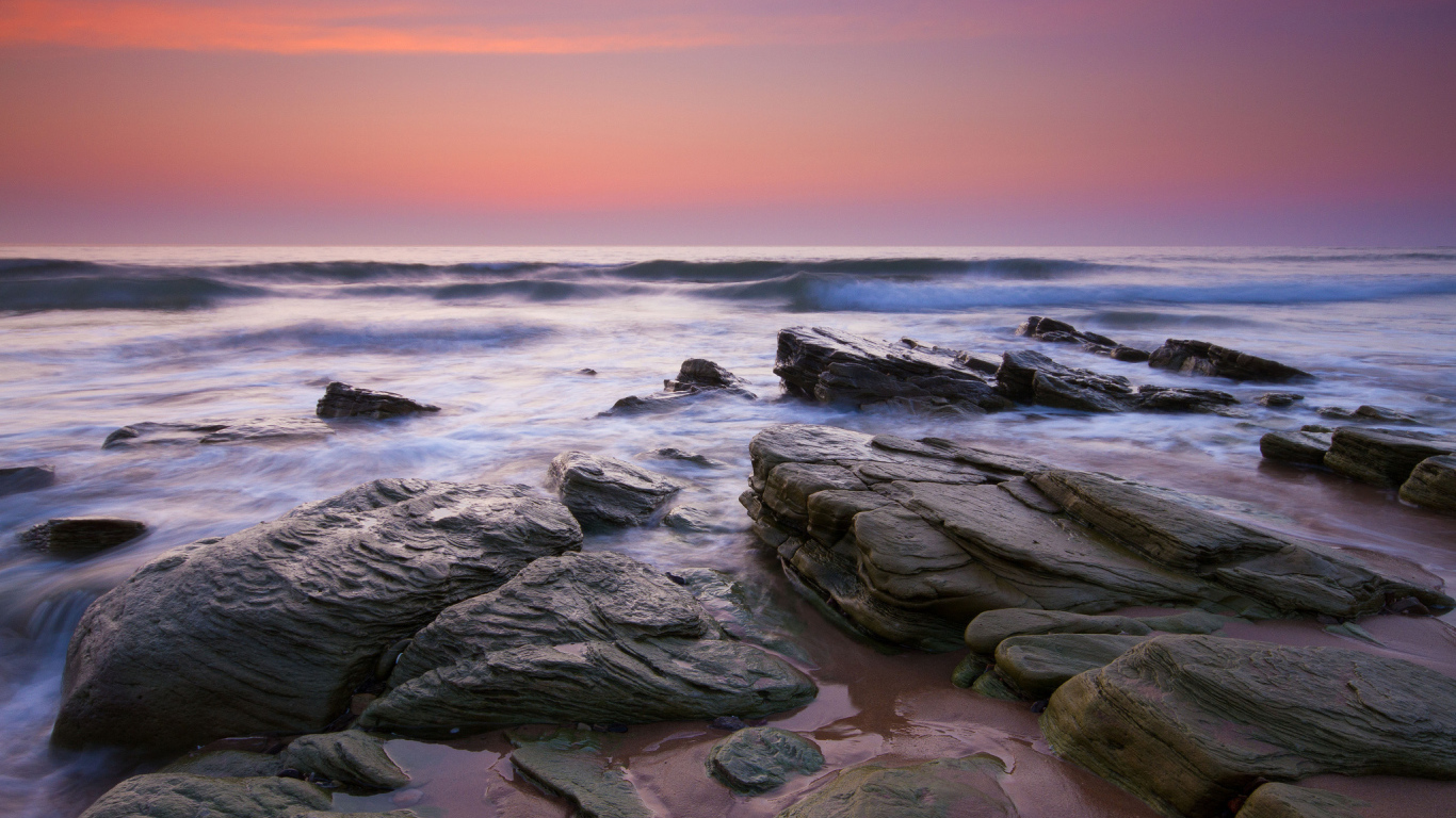 Волна накатывается на берег