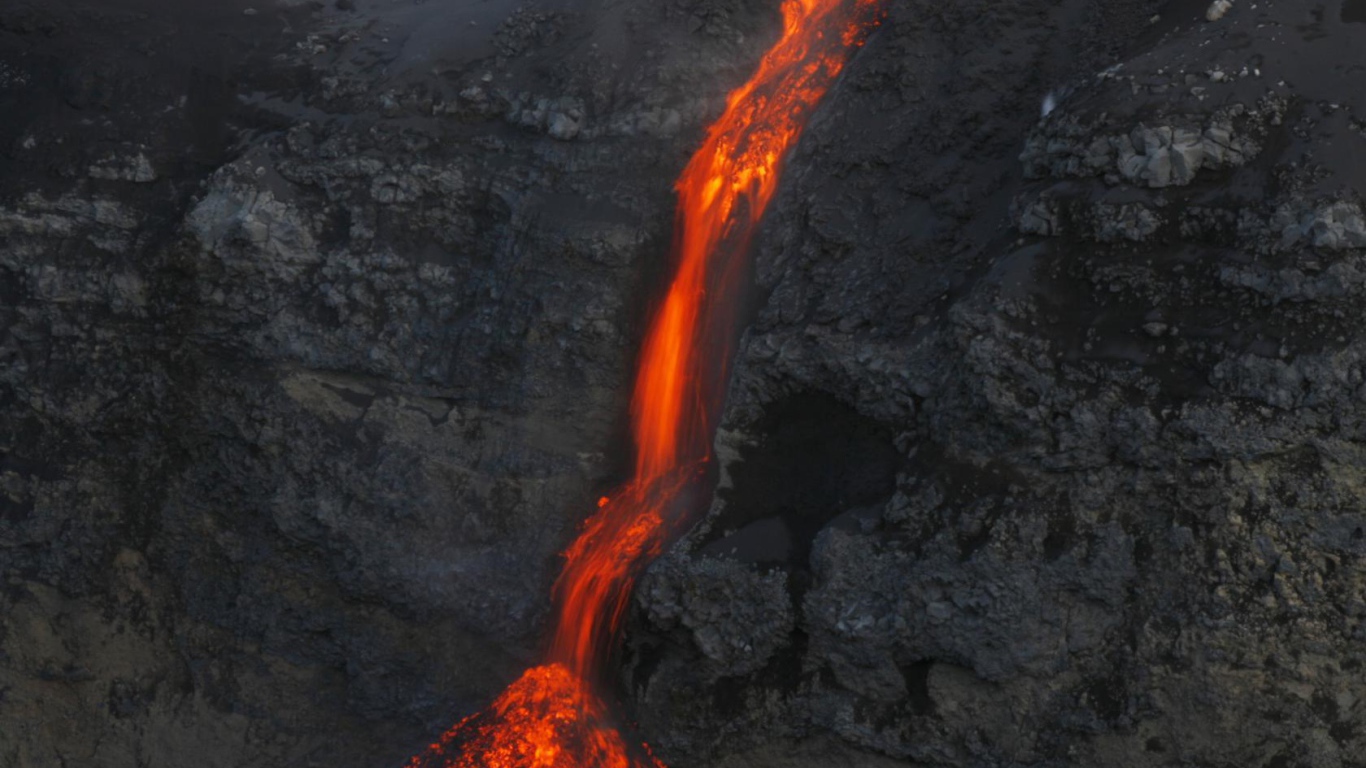 Поток лавы из вулкана