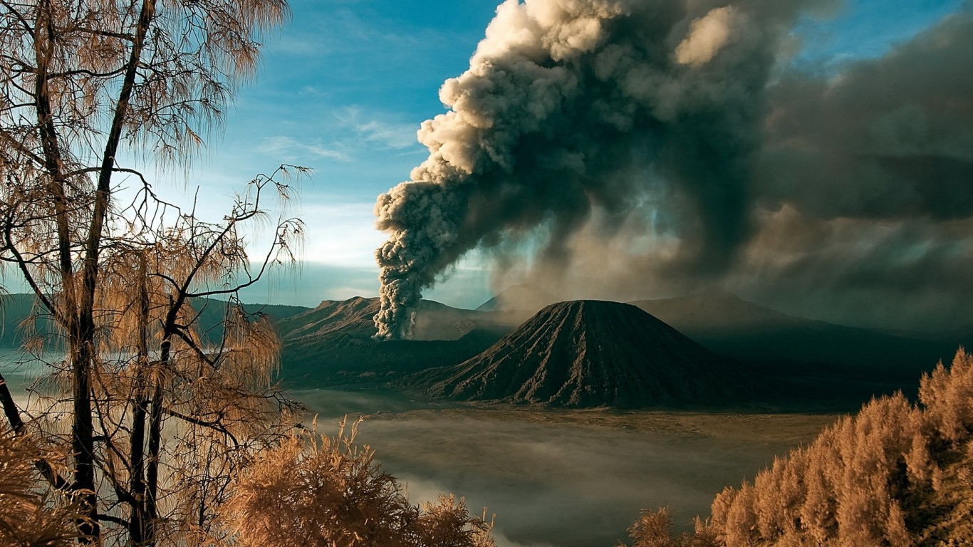 Дым пробужденного вулкана