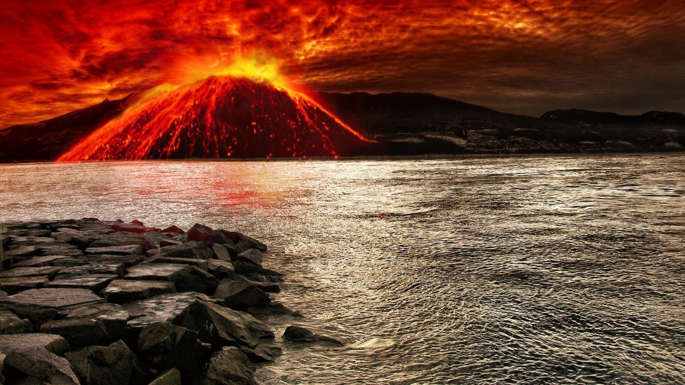Вулкан извергается у воды