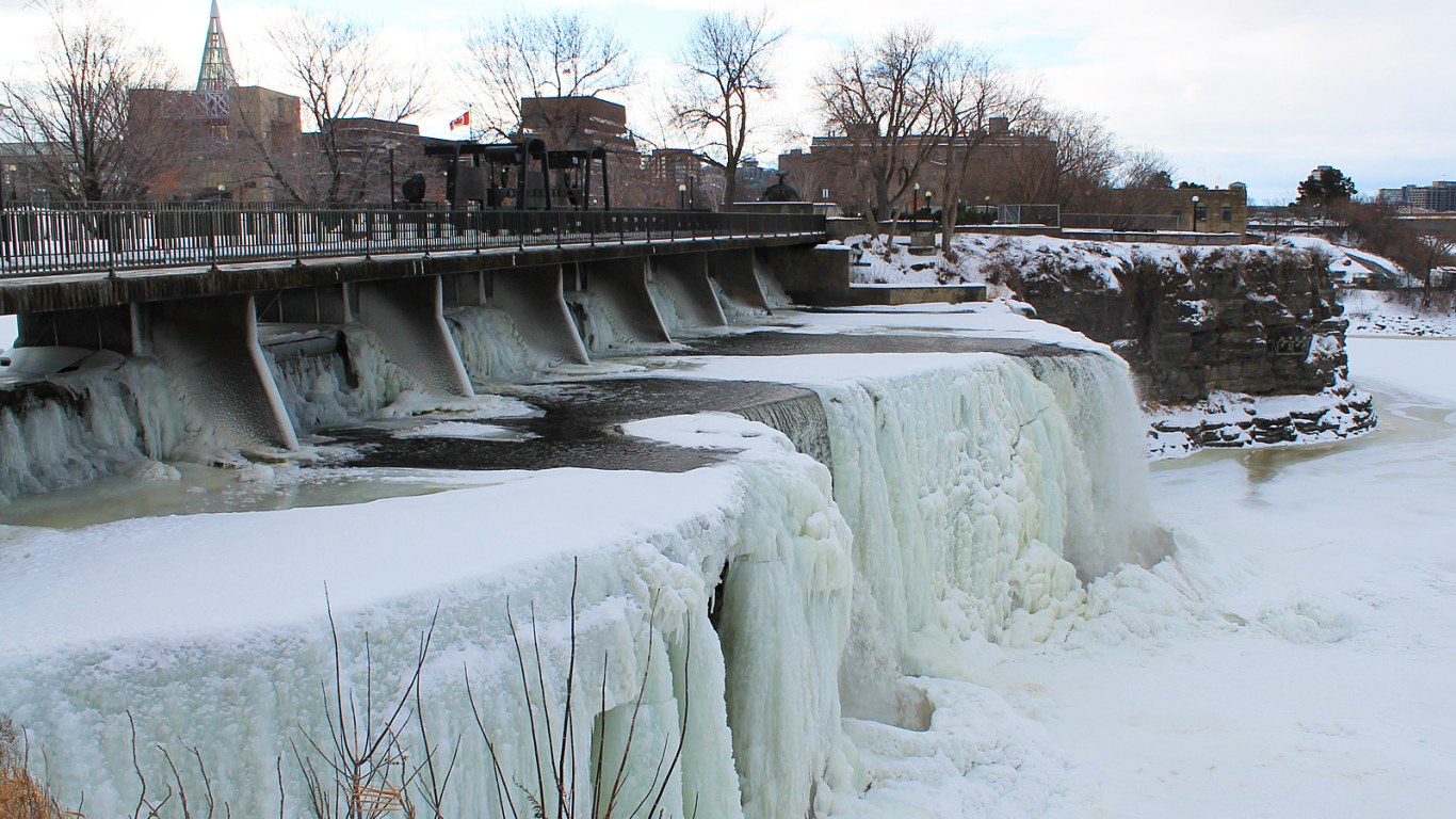Замерзший водопад Ридо
