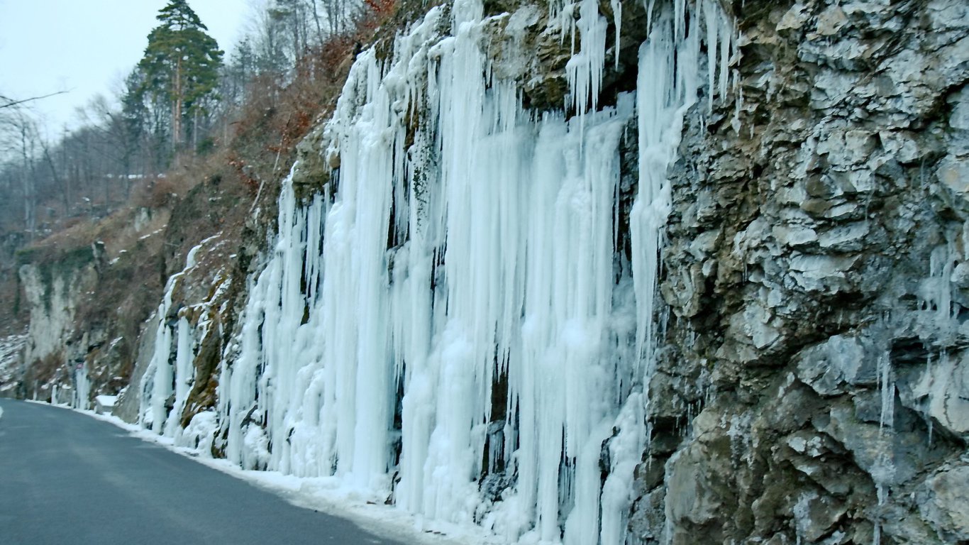 Замерзший водопад в Лихтенштейне