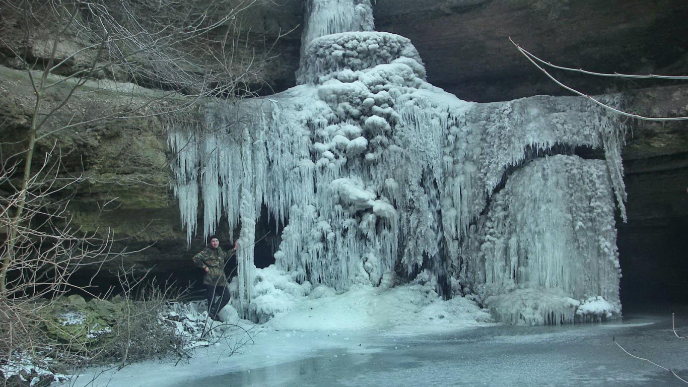 Замерзший водопад в Молдавии