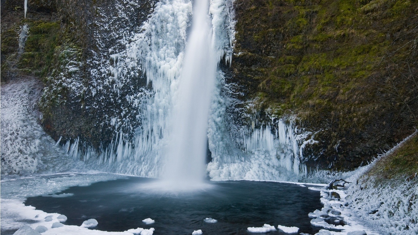 Замерзший водопад в Польше