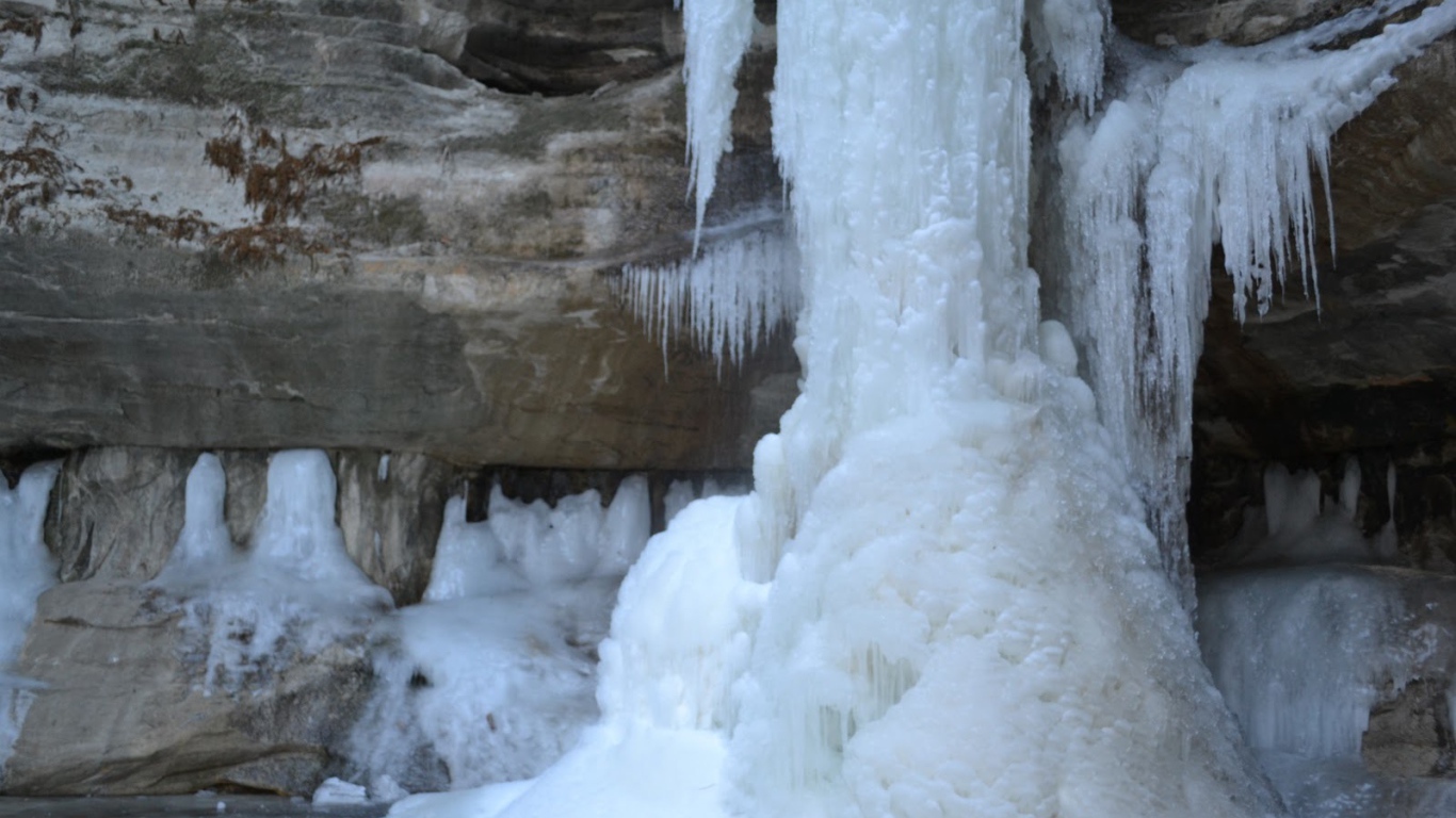 Замерзший водопад в Андах