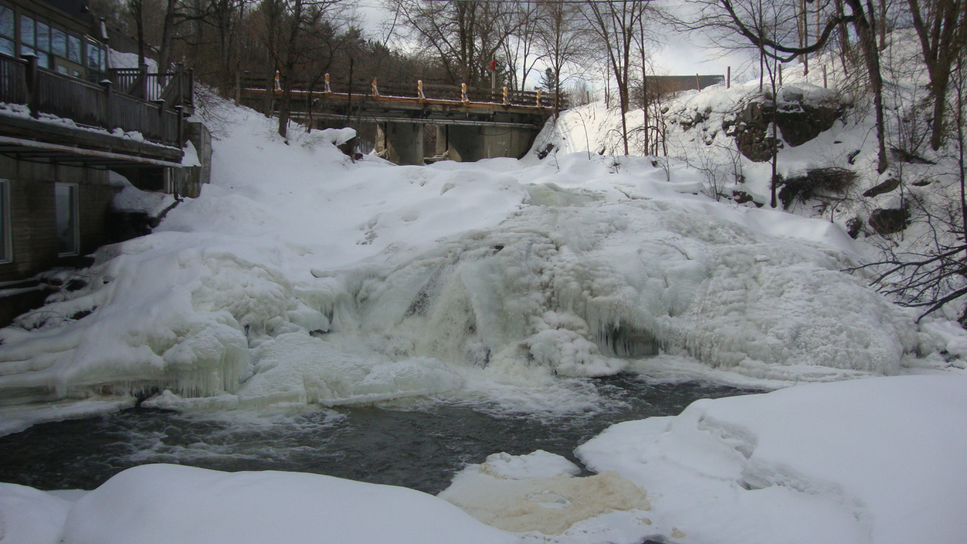 Замерзший водопад в США
