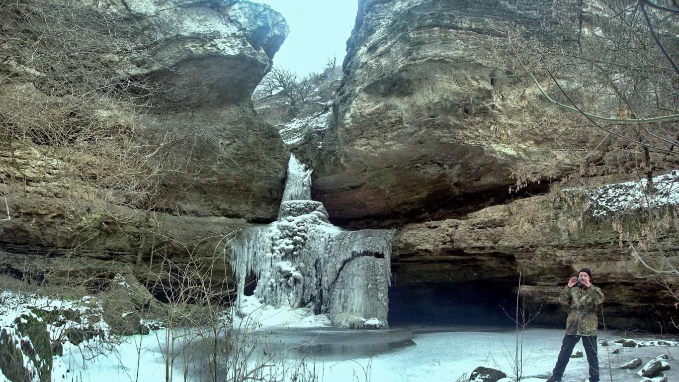 Замерзший водопад в предгорье Карпат