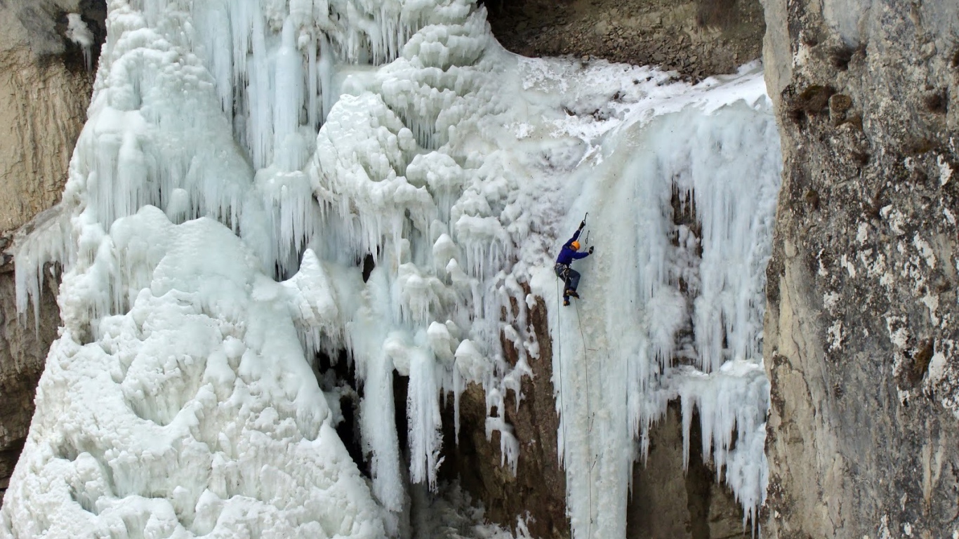 Замерзший водопад на горном склоне