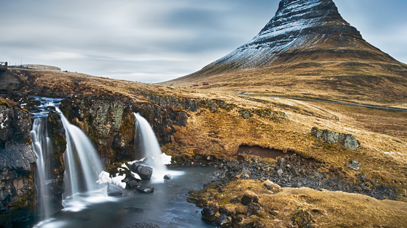 Гора и водопад