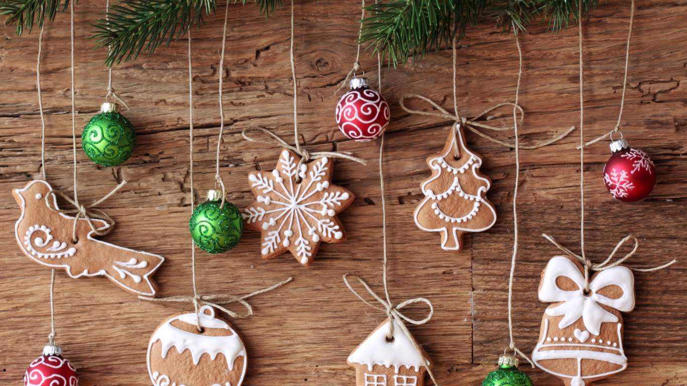 Печенье и игрушки на ветках елки