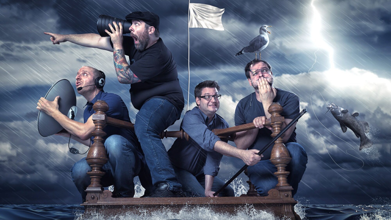 Мужики на спасательном плоту