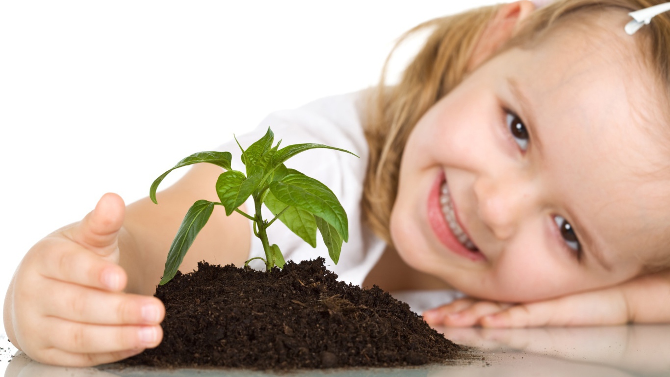 Ребенок сажает цветок