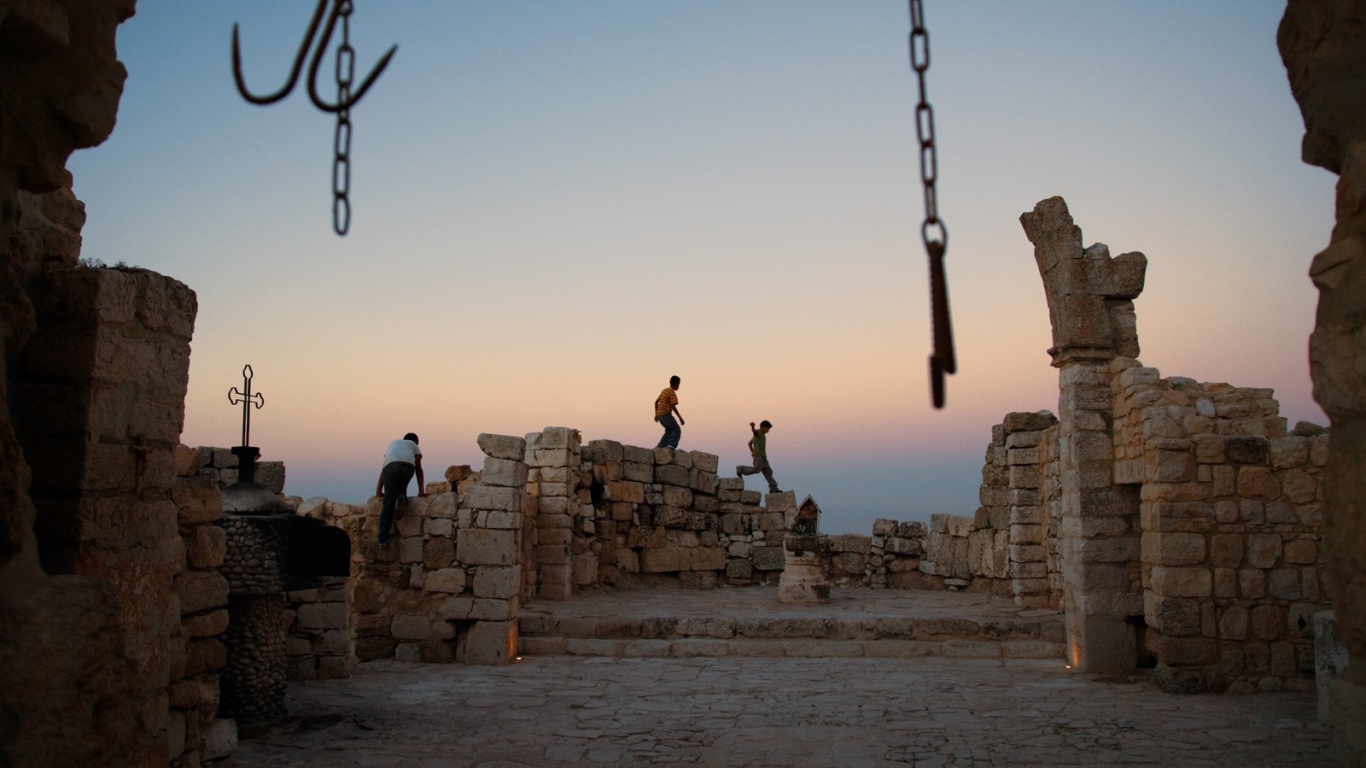 Дети играют на развалинах