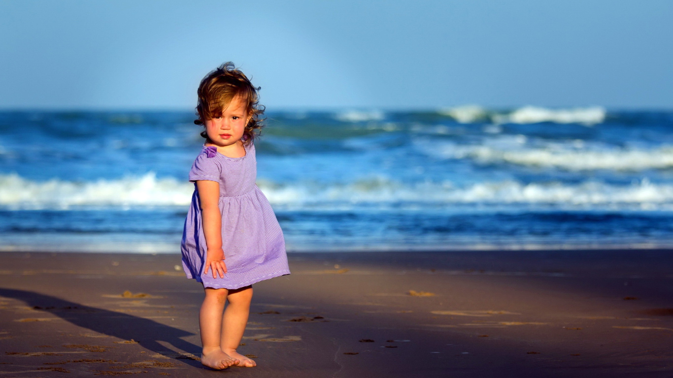 Маленькая девочка на пляже