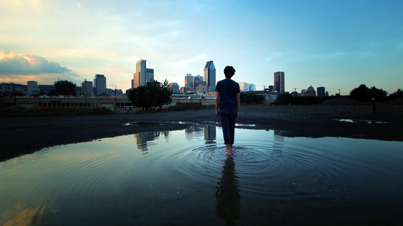 Человек идет по воде