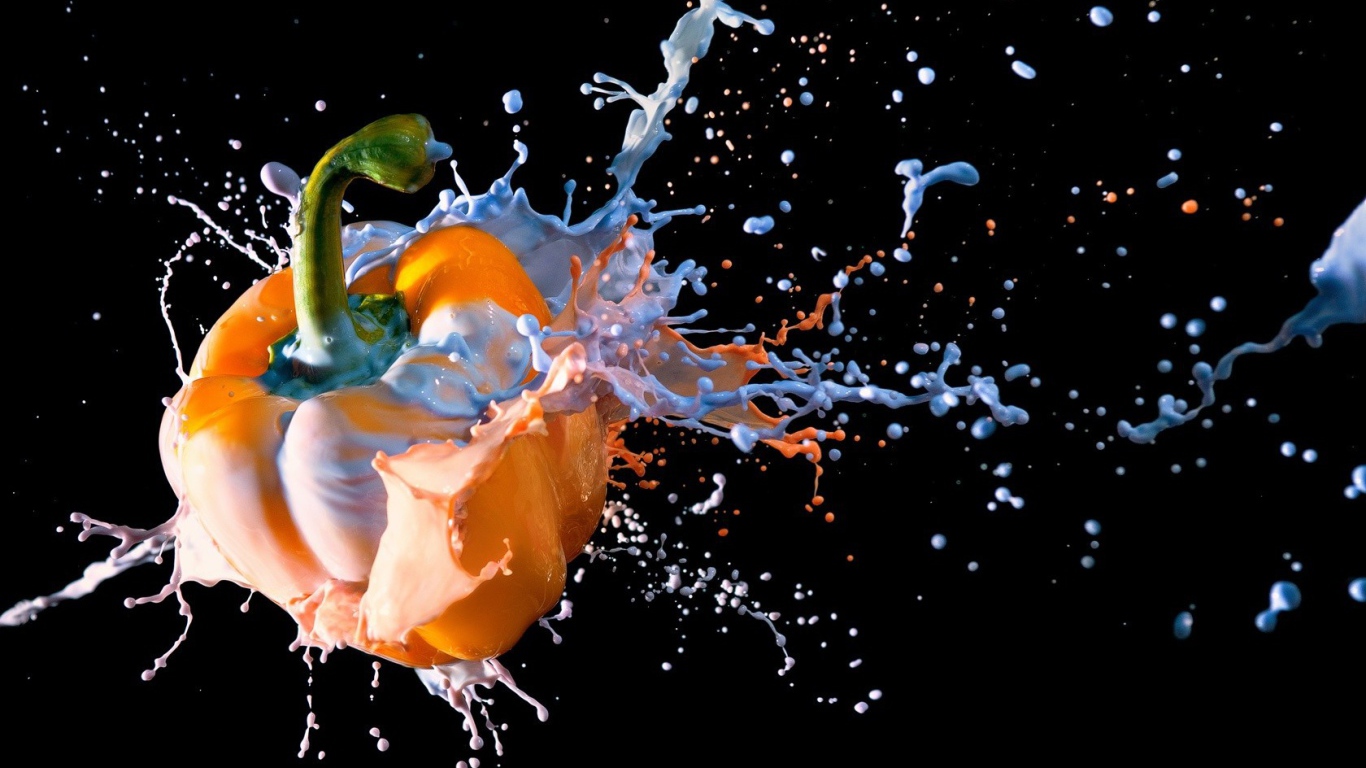 Взрыв перца на черном фоне