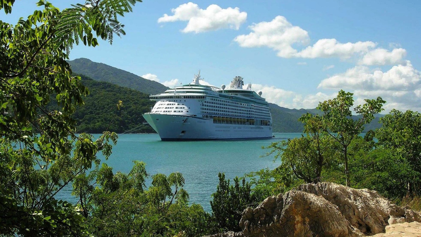 Лайнер в бухте