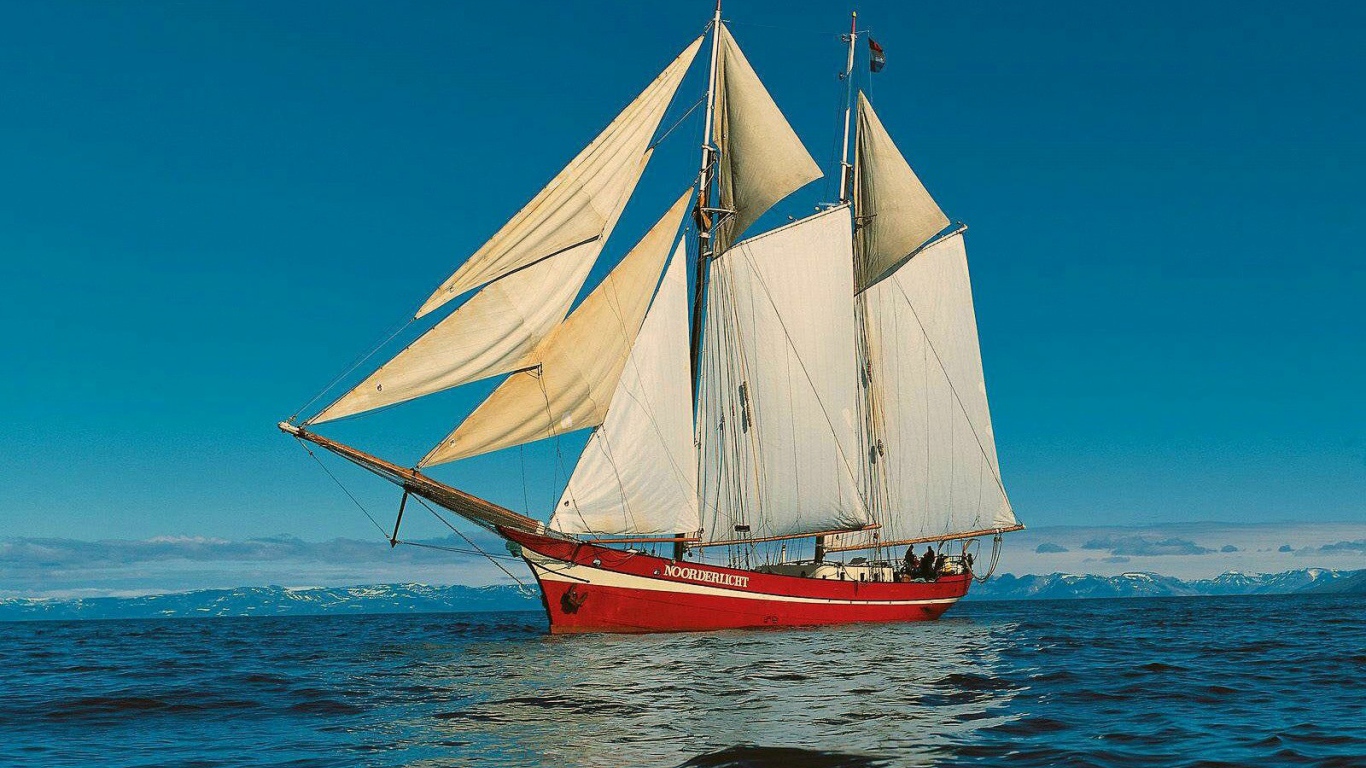 Красный парусник уходит в море