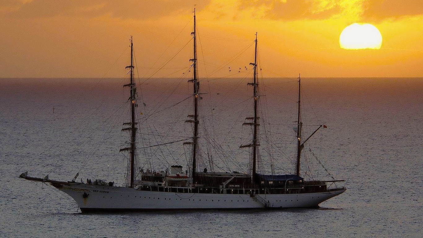 Корабль на фоне заката