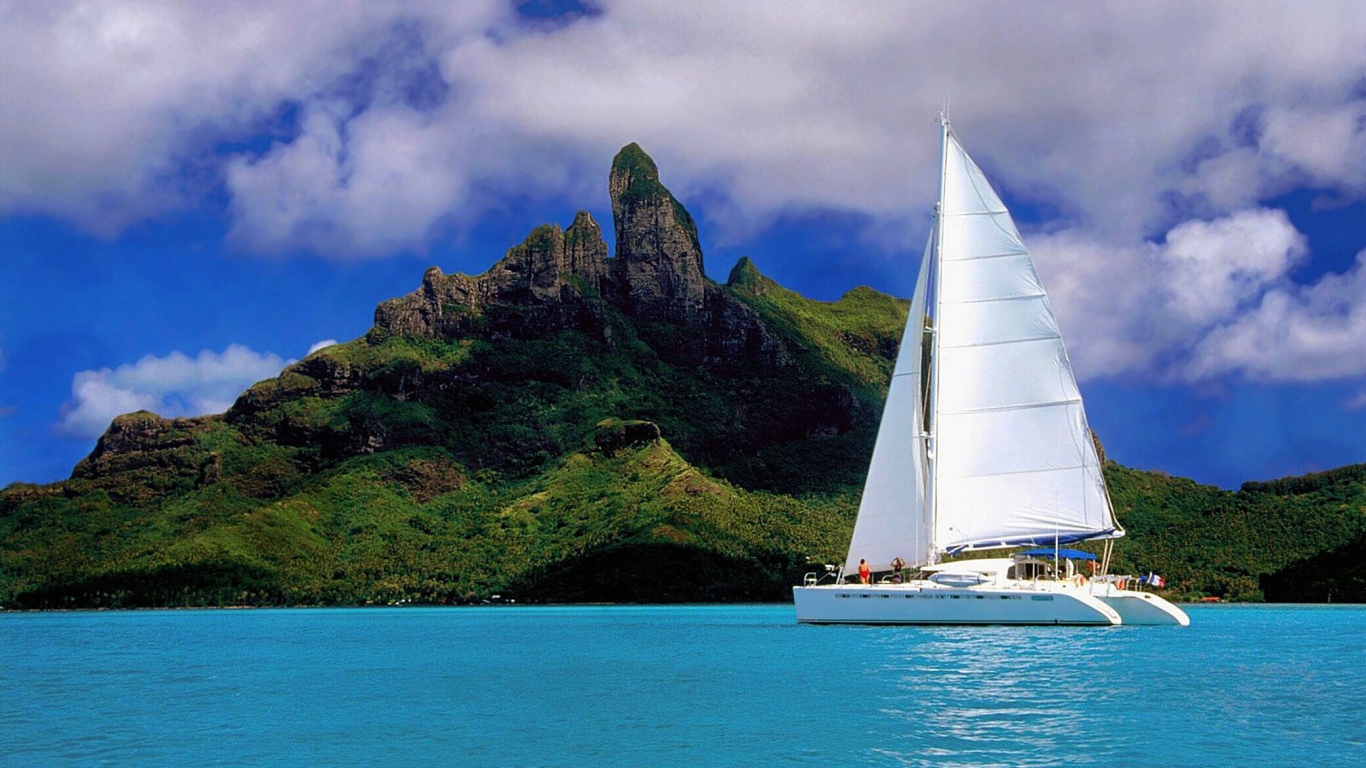 Небольшой парусник у острова