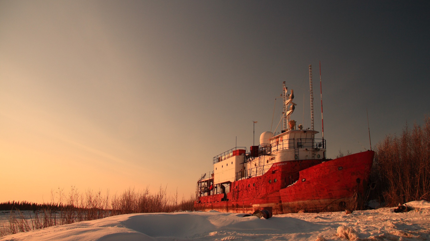 Корабль на зимней стоянке