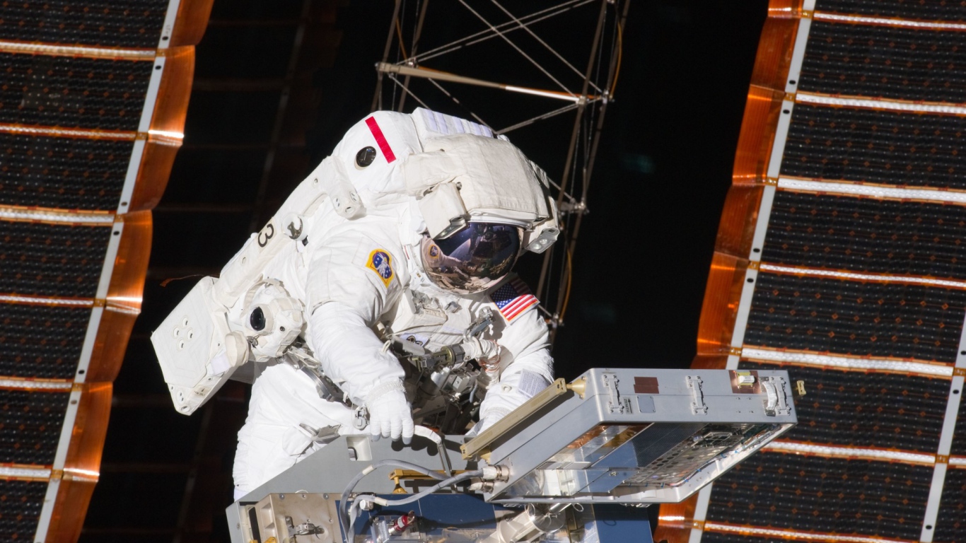 Астронавт в открытом космосе