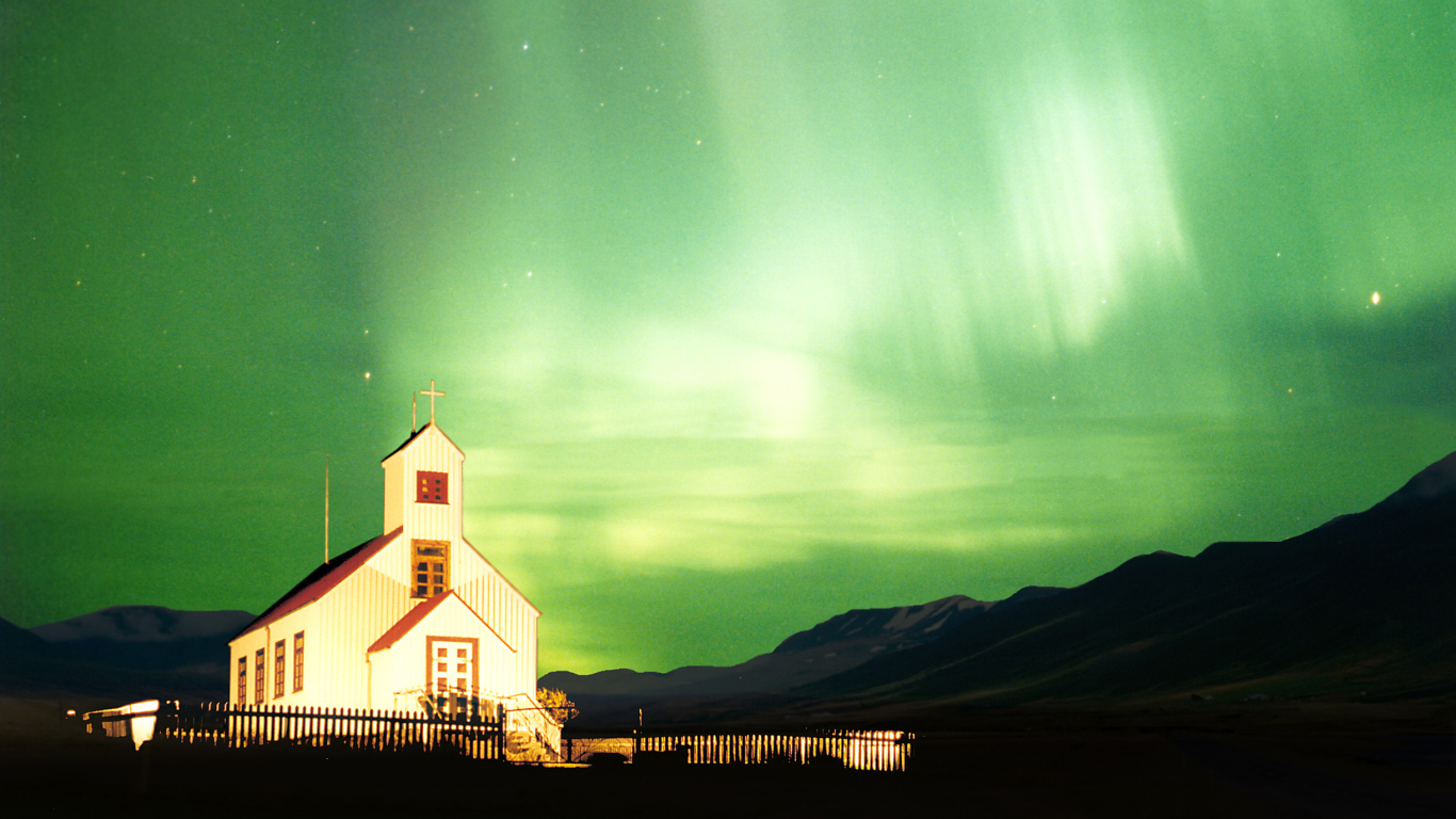 Северное сияние над костелом