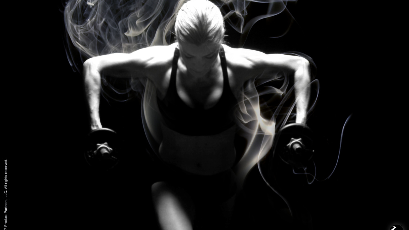 Спортсменка занимается фитнесом