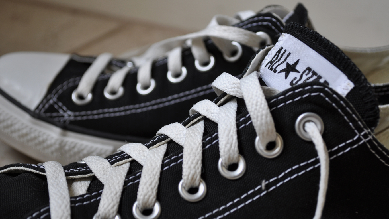 Фирменные черные кеды