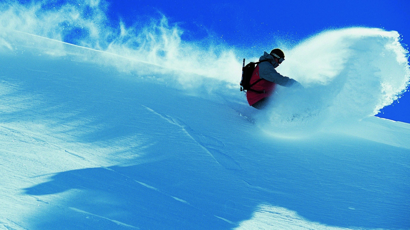 Сноубордист на спуске