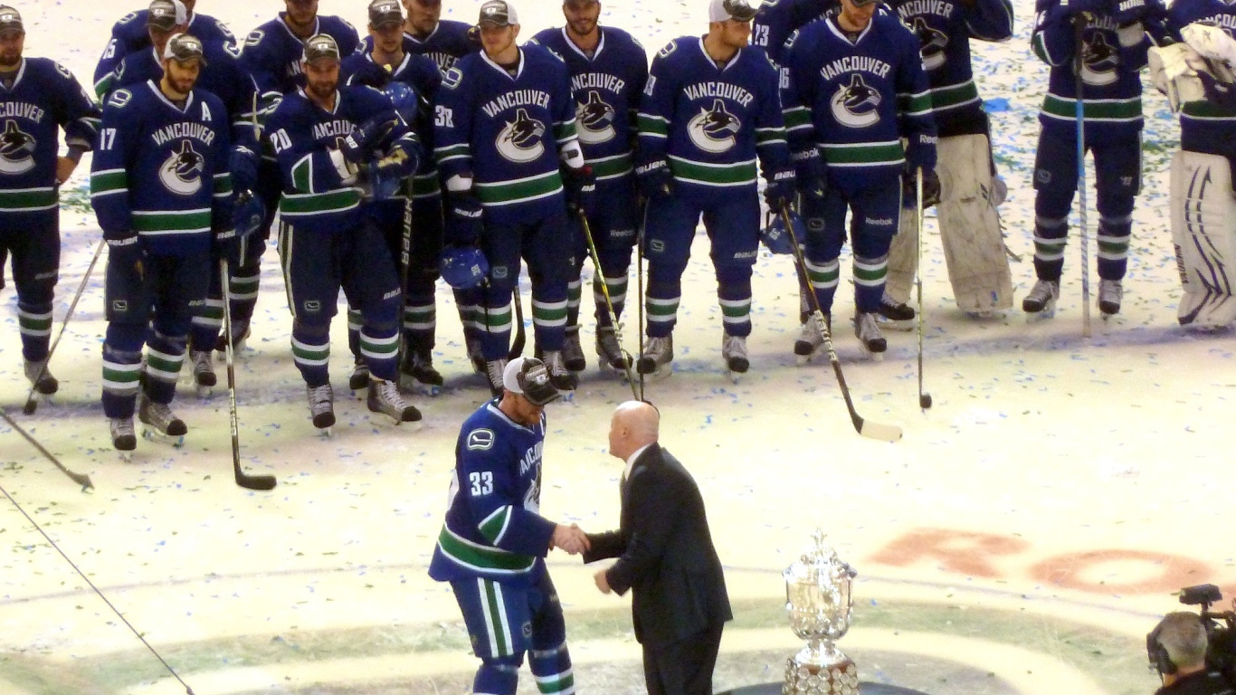 Лучший Хоккеист Ванкувера Хенрика Седина и его команда