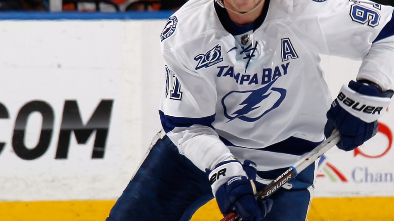 Хоккеист Стивен Стэмкос на льду