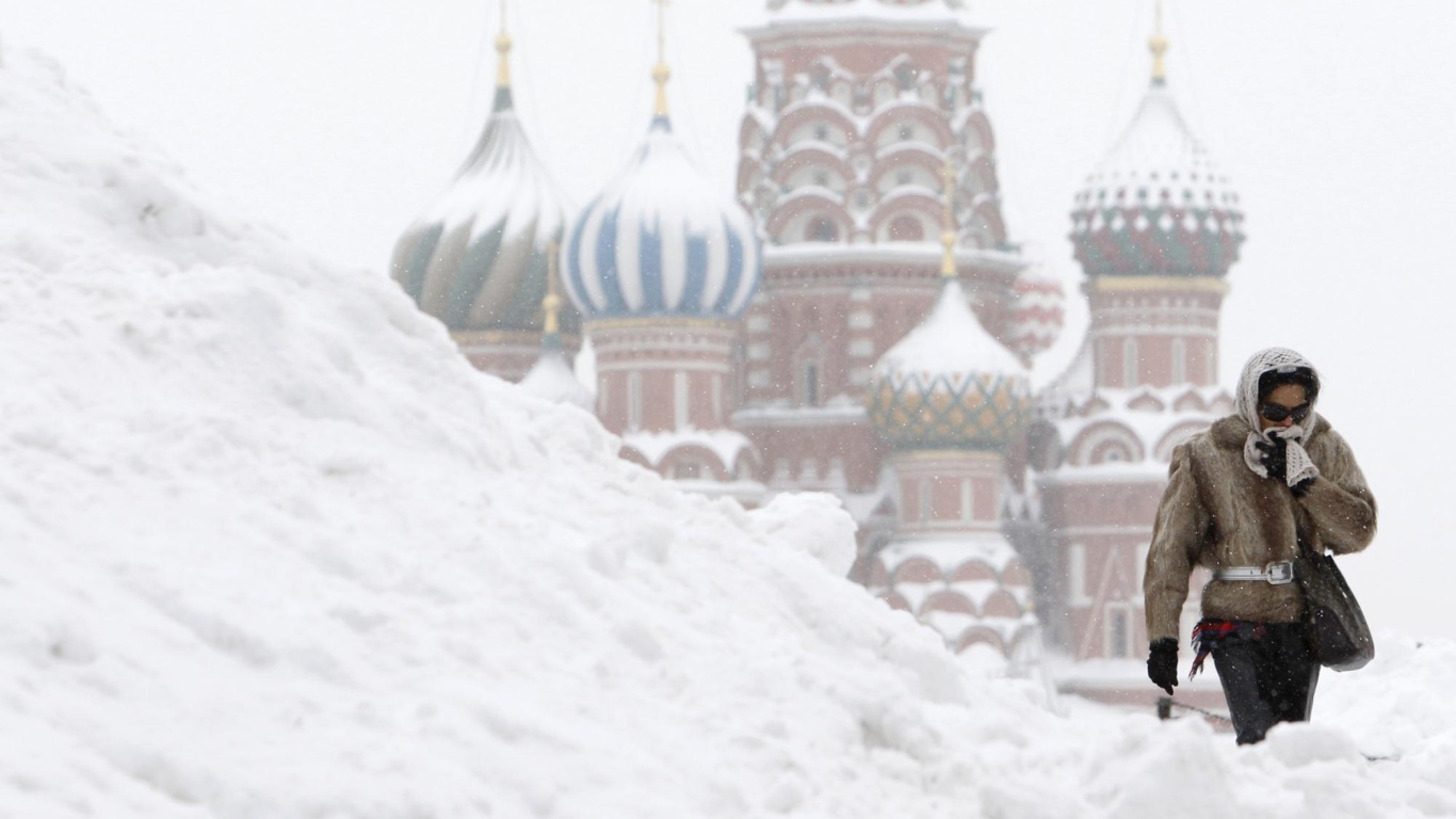 Снег в Москве сугробами 