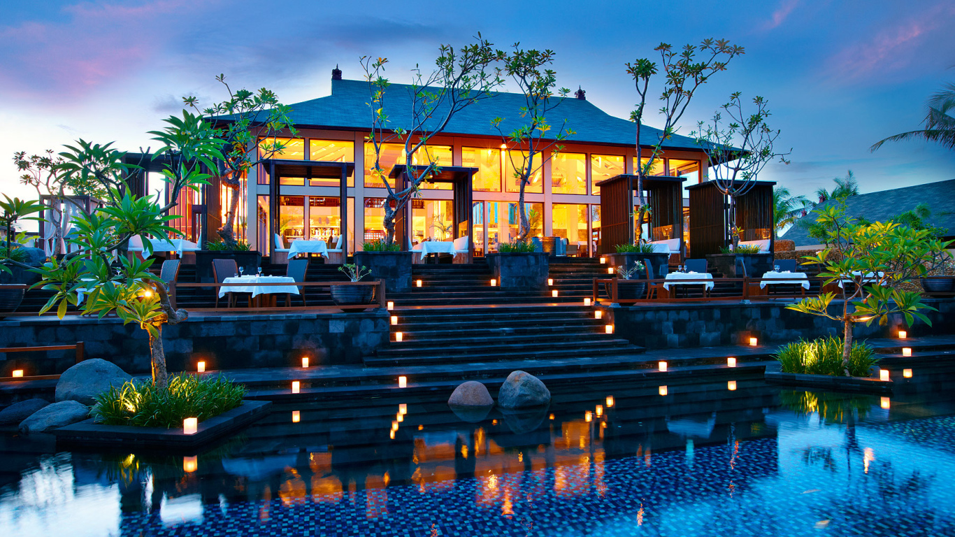 Вечерние огни отеля на Бали