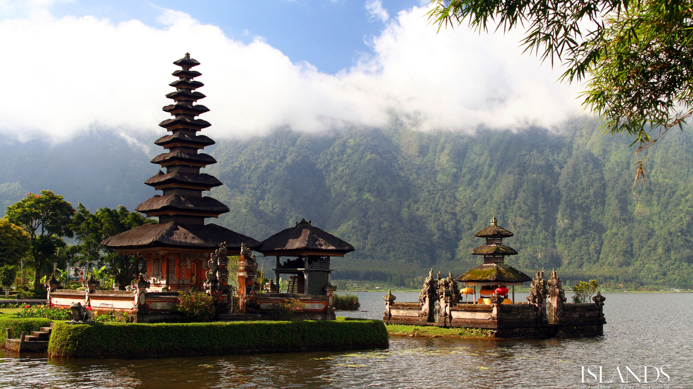 Храм на фоне гор на Бали