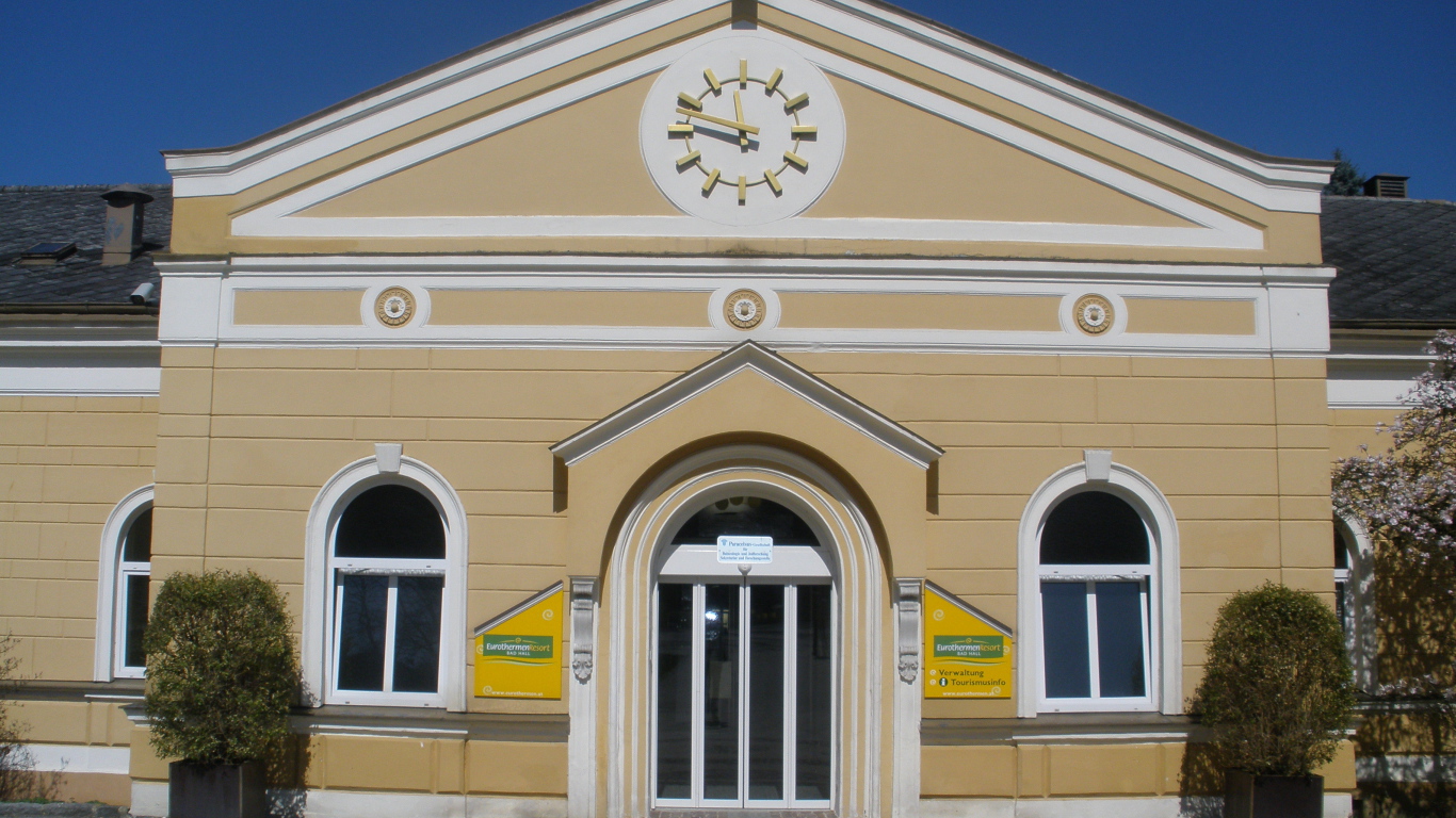 Здание с часами на курорте Бад Халль, Австрия