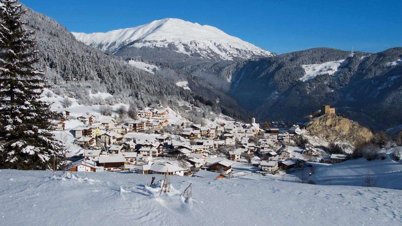 Город на фоне гор на горнолыжном курорте Серфаус, Австрия